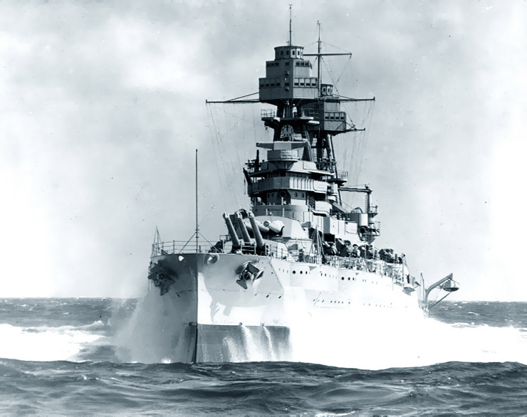 Pancernik USS "Arizona" w morzu podczas wicze