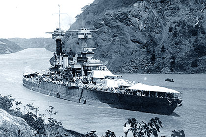 USS "Maryland" pokonuje Kana Panamski