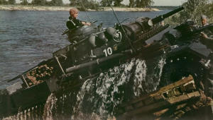 Niemiecki czołg przekracza rzekę Bug